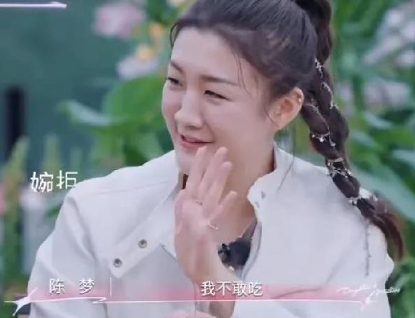 李嘉格妈妈给大家带来了一份特别的美食，蚕蛹，还说这是他们那边的特产，小时候吃蝉蛹