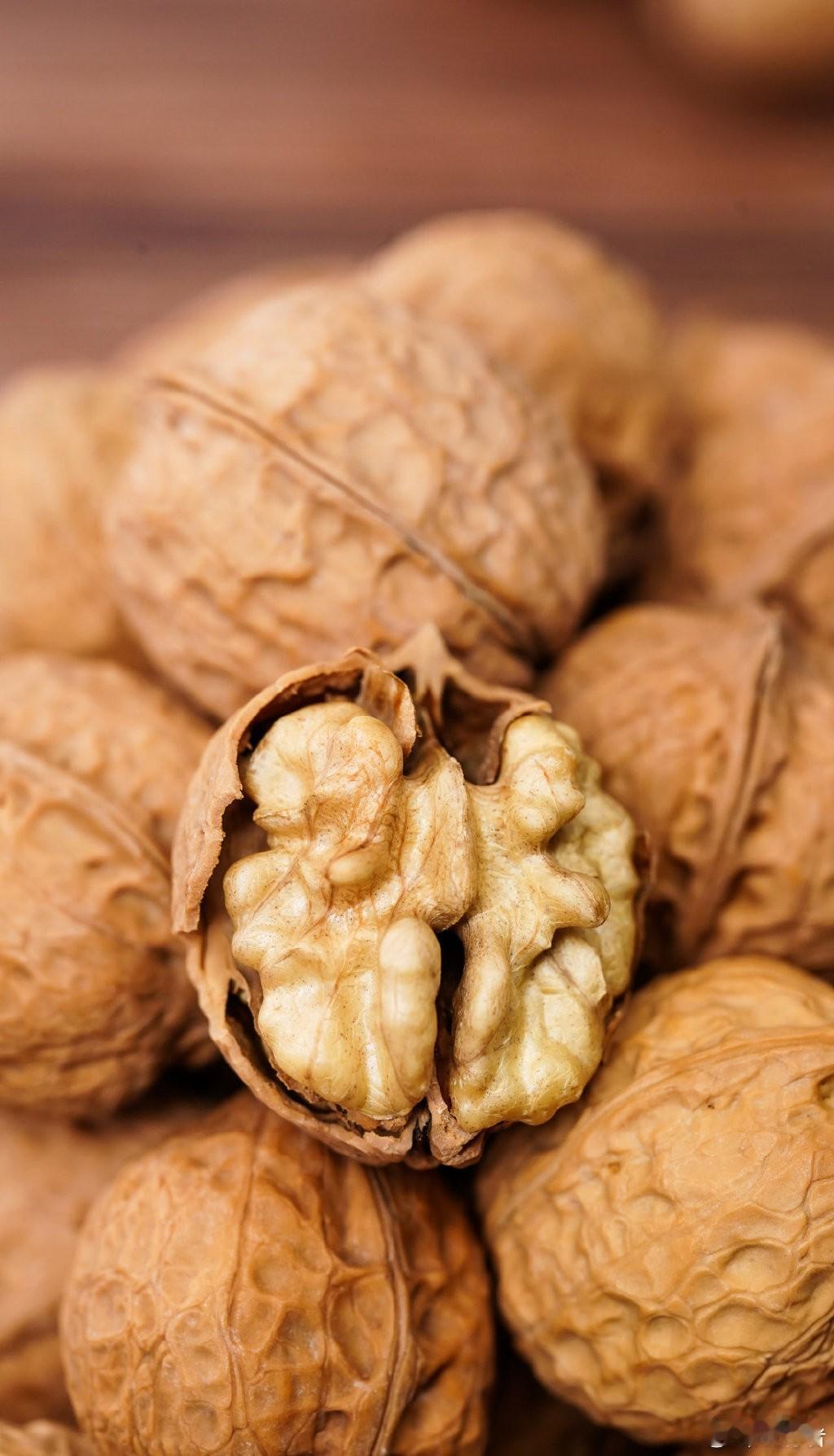 核桃对脑梗患者的特殊益处1，促进神经功能恢复提高认知能力：连续食用核