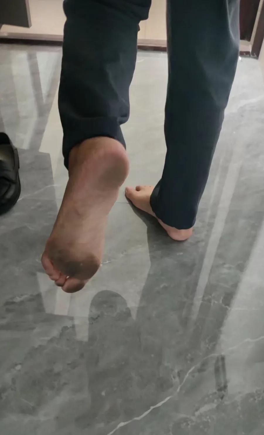 去年在物业上班，业主让帮忙去家里关下窗，说鞋柜上有鞋套，我想着别浪费鞋套光脚进去