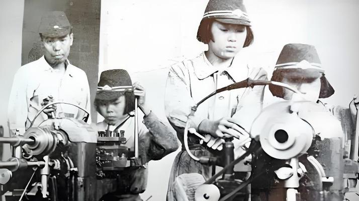 二战, 日本女人到底有多疯狂? 她们做的恶事, 一点不比男兵少