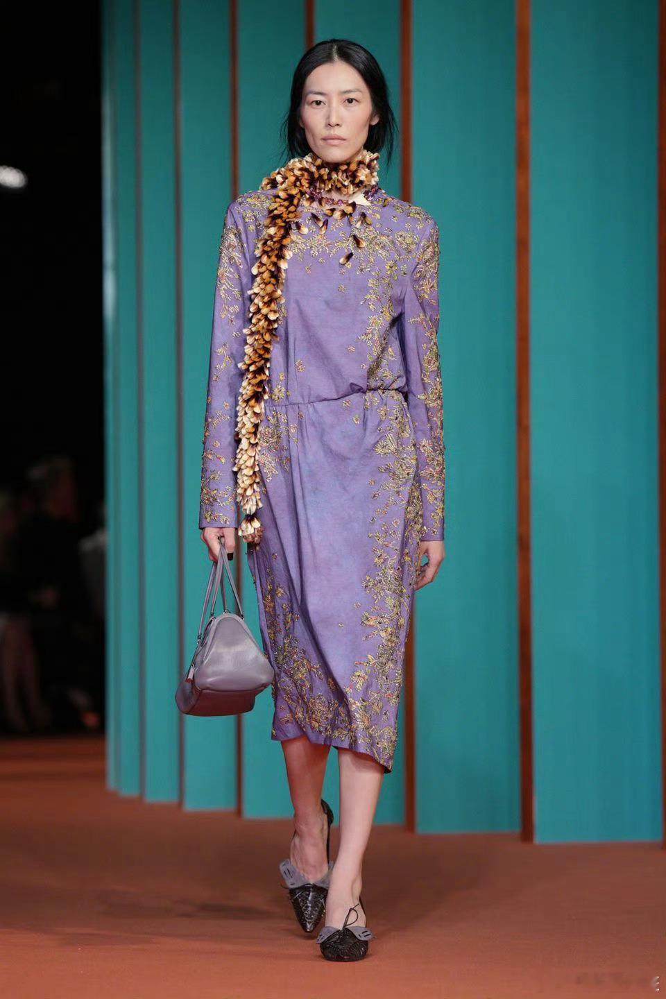 刘雯纽约时装周开场，纽约时装周ToryBurch2027春夏大秀，刘雯拿下本