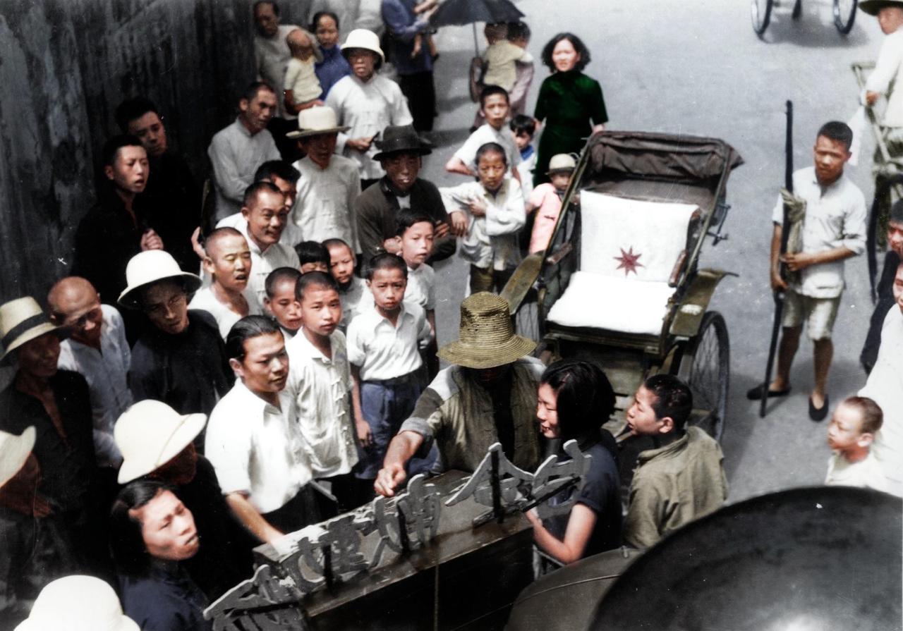 1938年7月7号那天，武汉三镇到处都是一股热辣辣的爱国劲儿。街上人挤人，都围着