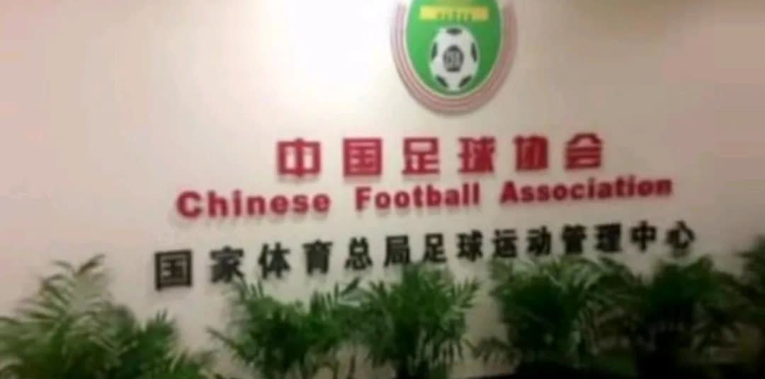 河南队不该在联赛争冠关键时刻放弃联赛保杯赛！更不该对上海双雄厚此薄彼，这样会引起