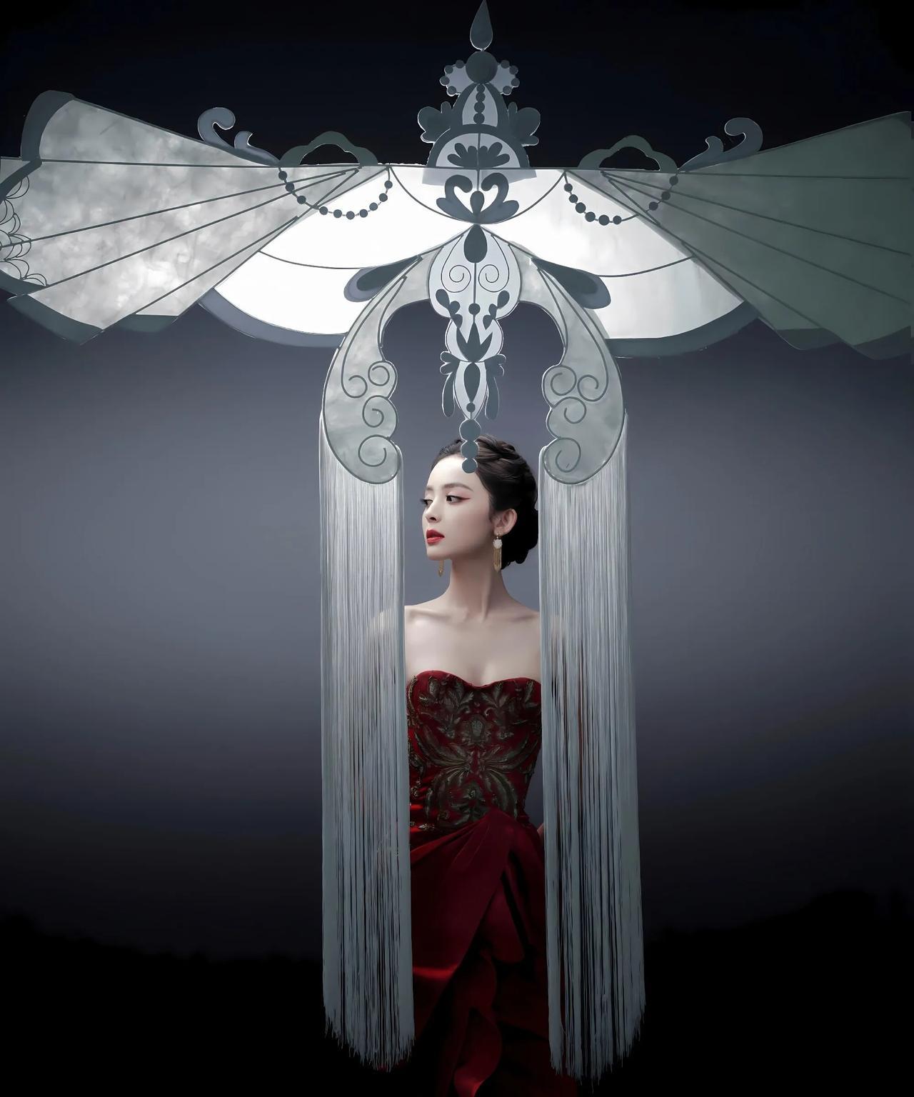 古力娜扎一袭红裙，宛如从东方画卷中走出的佳人。朱颜红唇，与红色礼裙相得益彰，尽显