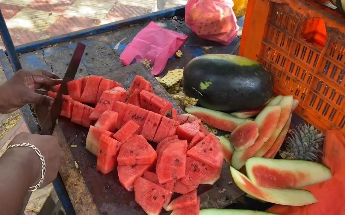 看到一个新闻，切开的西瓜，如果保存不当，很容易变成细菌的“培养皿”[惊恐]我立马