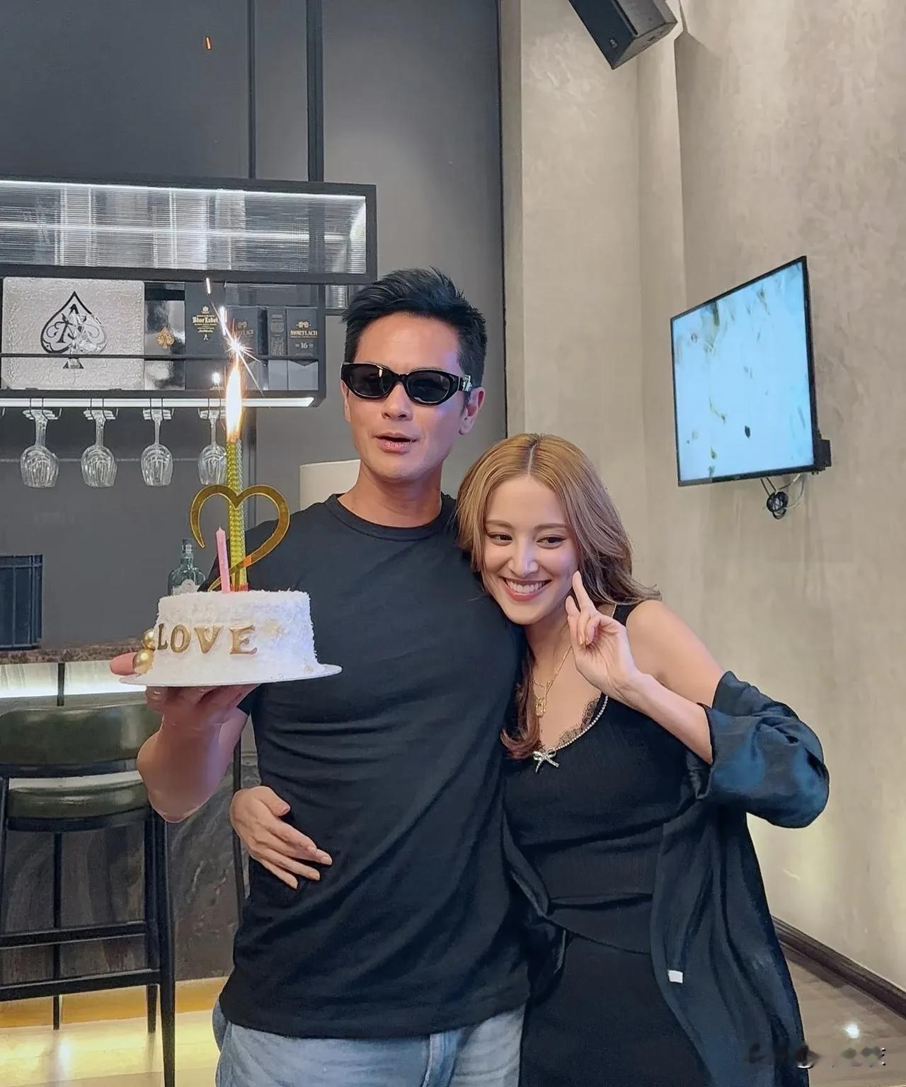 图二这样看，郑嘉颖的二儿子真的跟妈妈一个模子的长相啊，而且有一说一，郑嘉颖有这样