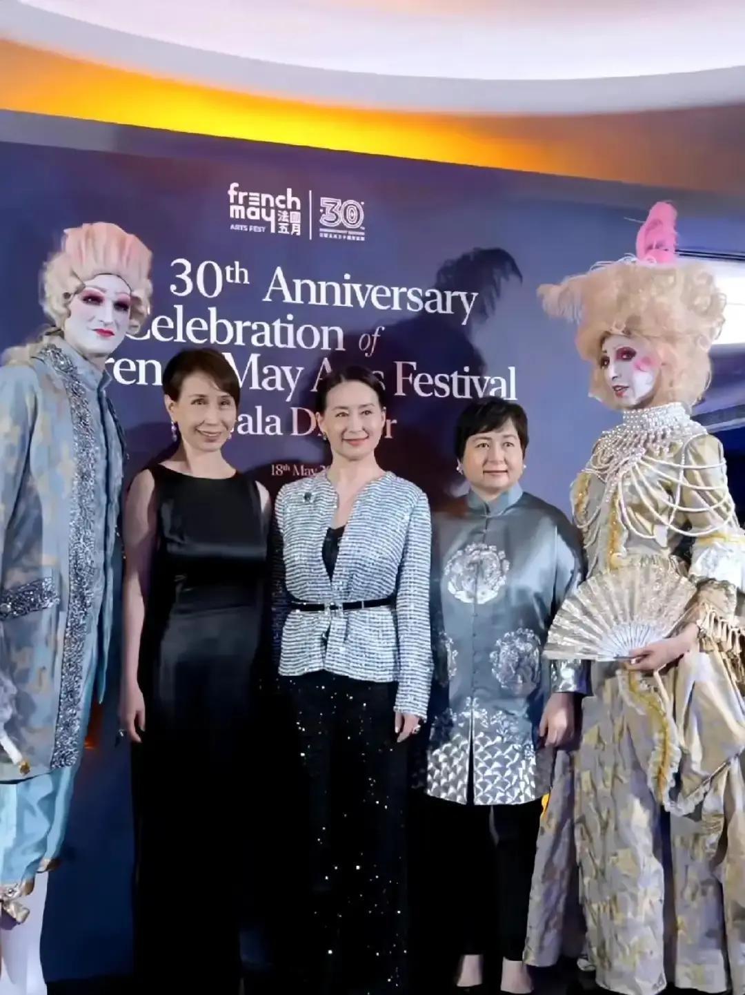 都说何超凤太瘦了，但他们不敢告诉你她体检单上的真实数据。你看到的61岁，清