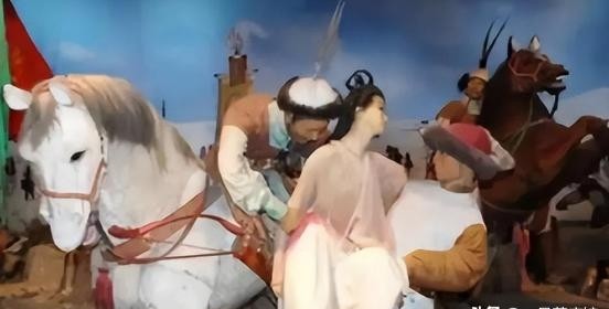 1127年，靖康之变后，宋钦宗的朱皇后被俘虏。行驶途中，她在一处野地解手时，不成