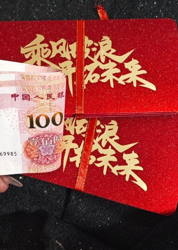 朋友说，她女儿过520准备了4个红包：一个包了5.2元，一个包了52元，第三个包