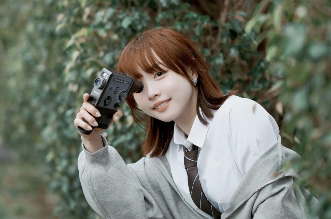 少女与复古相机，青春与怀旧的碰撞。少女室外摄影作品赏析老相机摄影复古胶片感相机