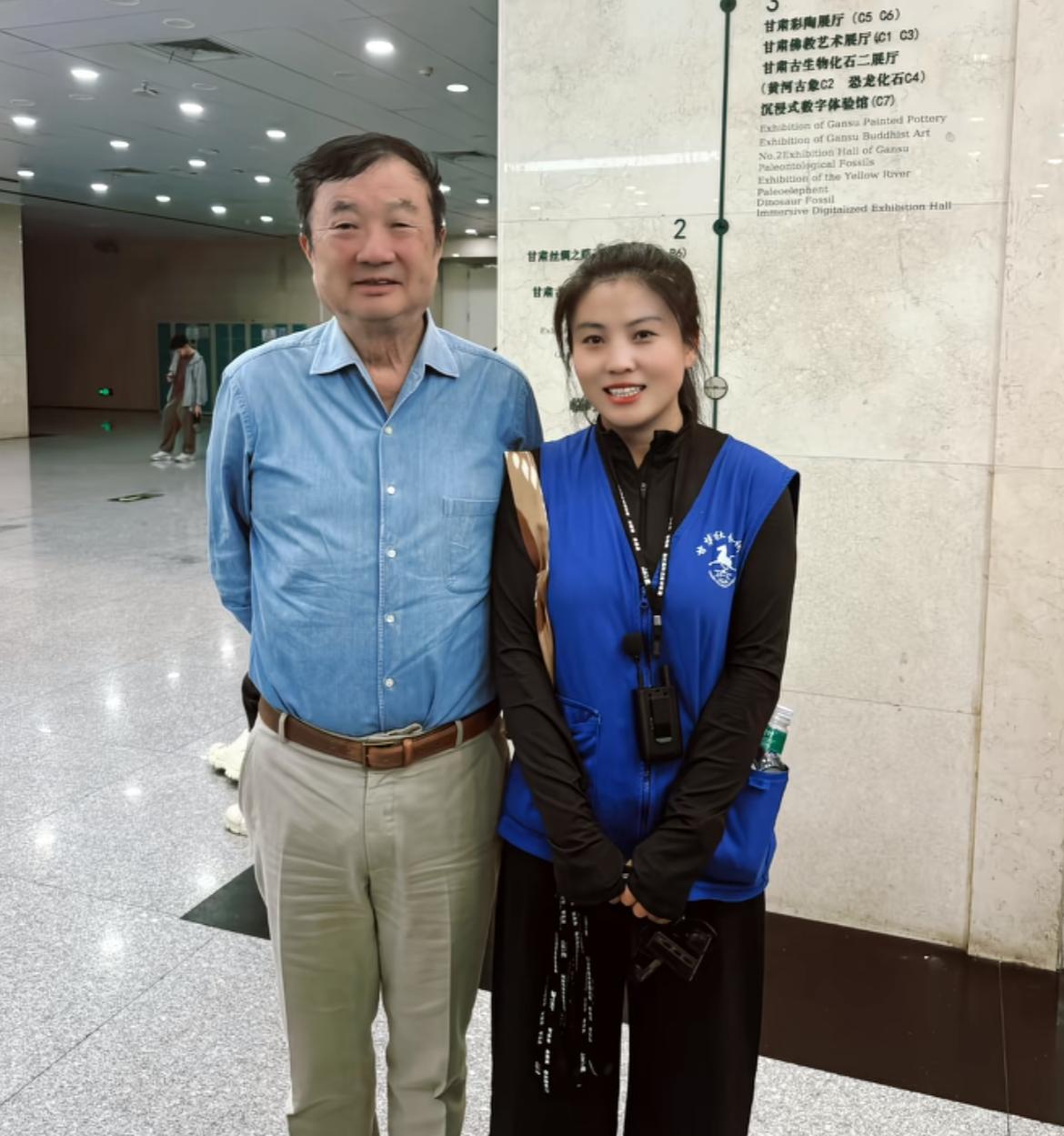 偶遇任正非现身甘肃博物馆！82岁高龄精气神超好，热情与导游握手竖大拇指1