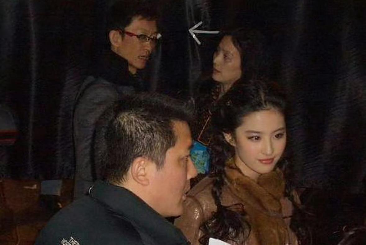 她真的好洋气，那个年代，刘亦菲就穿得超级时髦了，那脸就很fashion了！