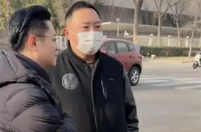 贾玲被拍到凌晨两点还在老楼门口，裹着羽绒服和导演组对流程。春晚联排进入最后冲