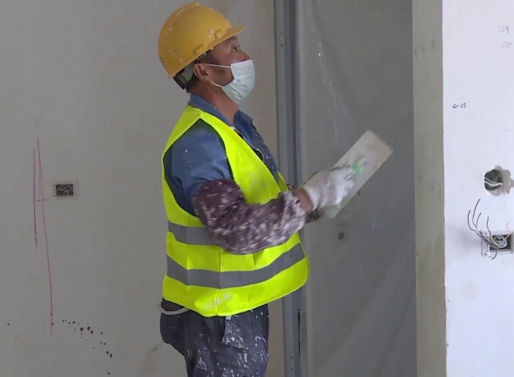 如今以色列各大建筑工地里，中印两国务工工人随处可见，两者收入差距却悬殊得刺眼：咱