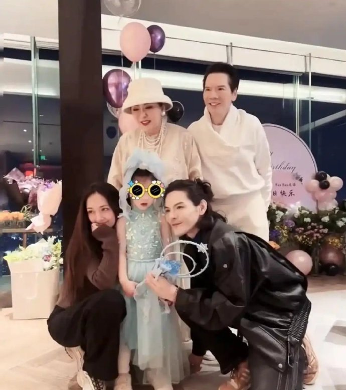 郭碧婷带女儿给向太过生日，女儿更像孩子妈