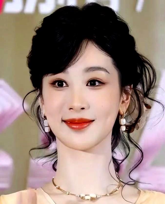 杨紫今晚估计要失眠了！不到24小时，央视就接连把她的新剧《生命树》推了出来，