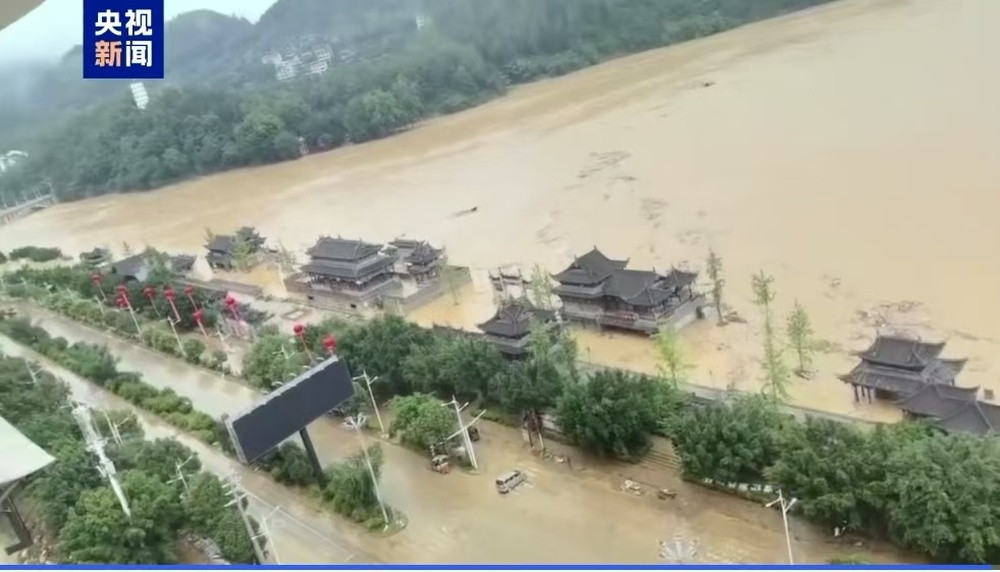水位上涨、部分建筑被淹 直击贵州榕江汛情最新现场