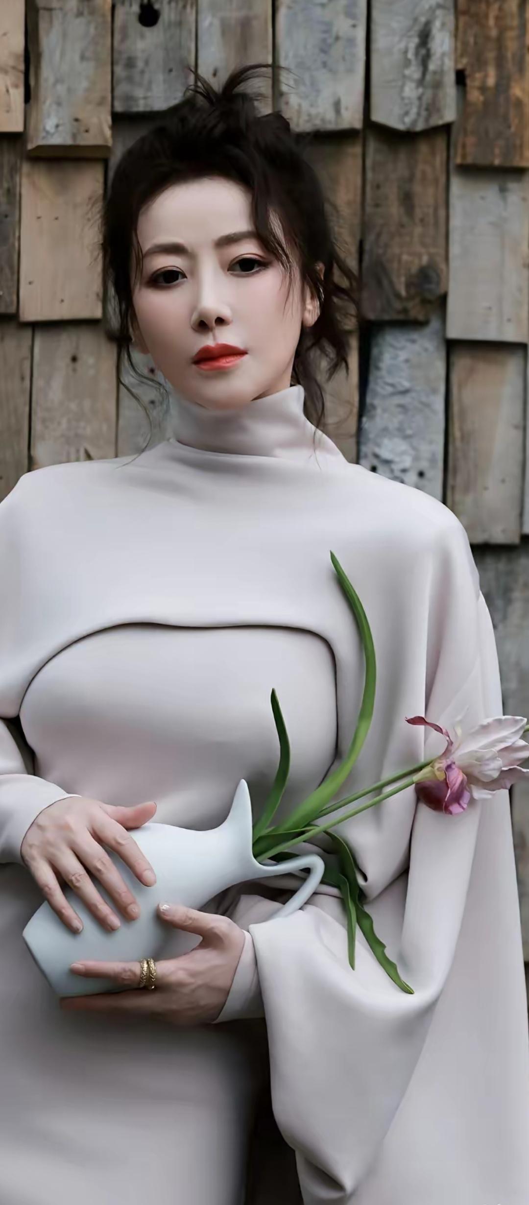 花瓶映美人，花影共徘徊。