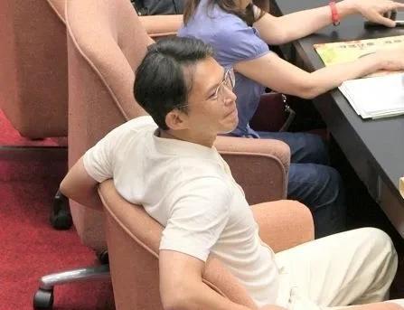 台湾省立法机构今天开会只处理了两项提案，而这两项提案都是民众党党团的提案。一案是