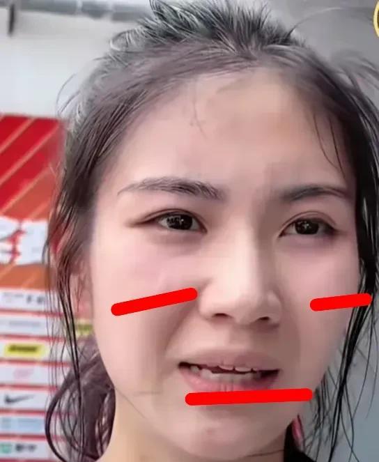 田径女神夏思凝的素颜照和妆容照相比简直判若两人!素颜照的她皮肤隐晦无光，而且牙