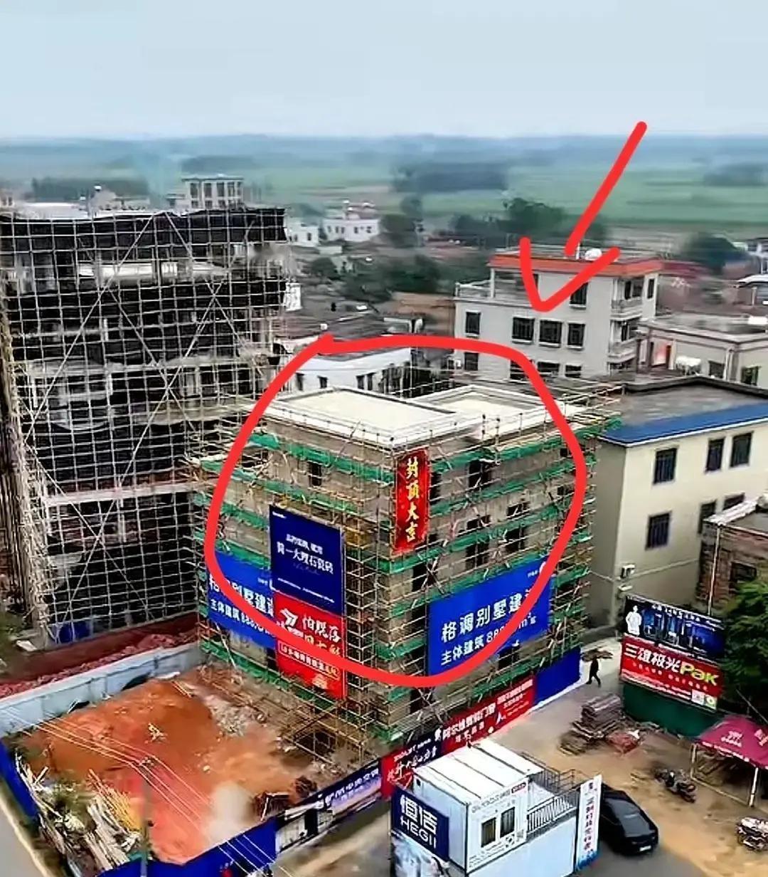 婵宝家围挡一拆，全网傻眼：说好的800平喷泉庄园，结果就一300平三层半小楼，外