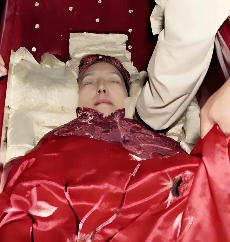 1977年，杜月笙的姨太太孟小冬，安详去世，在入殓仪式上，一张罕见的留影，照片中