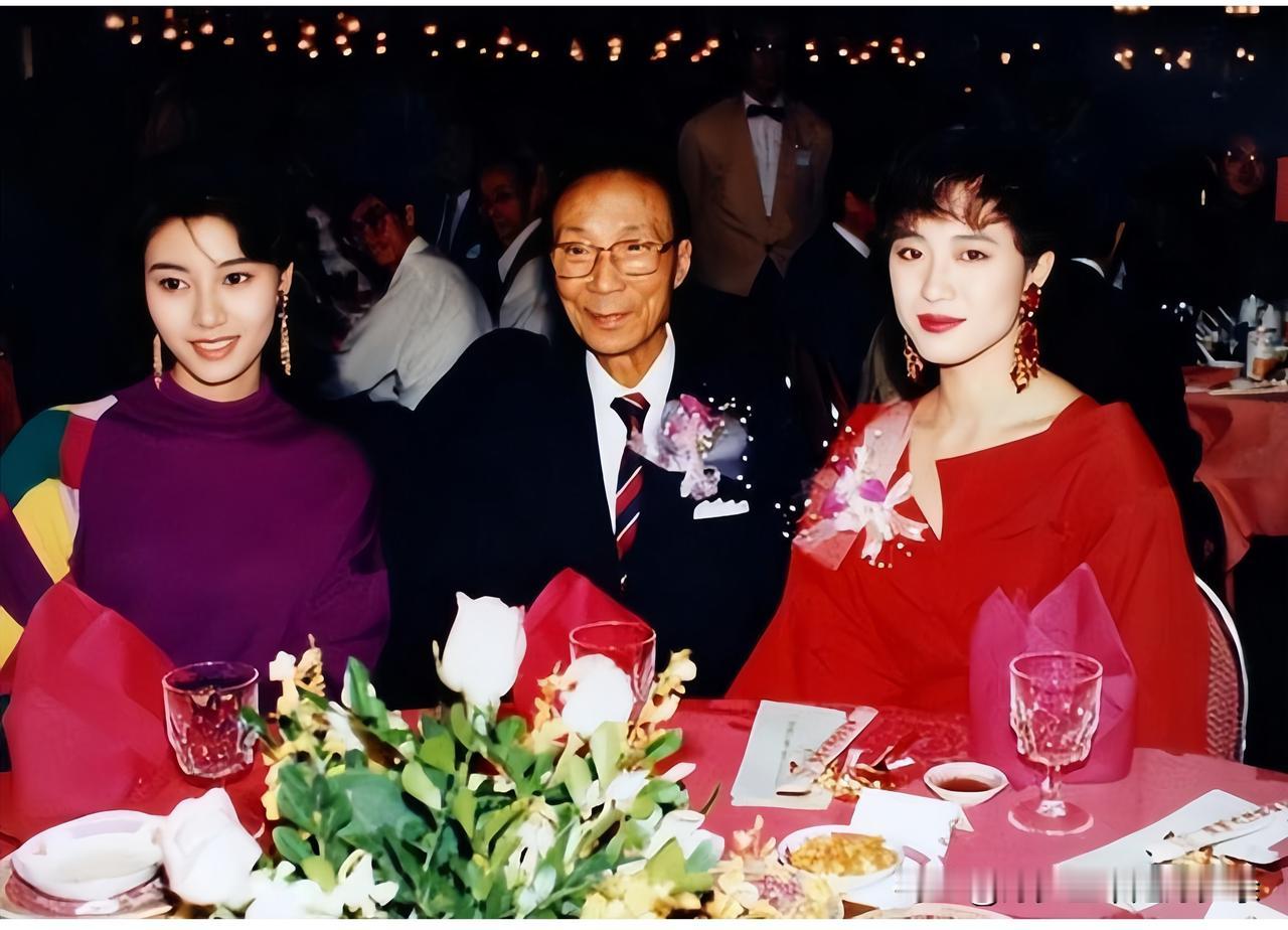 这是1989年李嘉欣和陈法蓉陪同邵逸夫出席晚宴活动时的一张合影，当时李嘉欣19岁