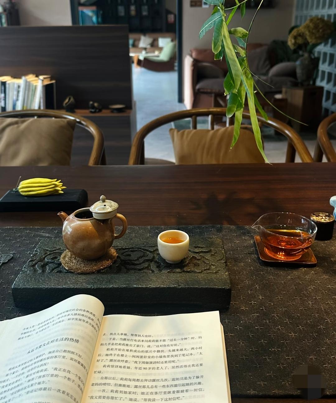 一个姐姐退休5年，基本都是自己一个人在家不社交，每天穿睡衣、少出门，反而活成了很