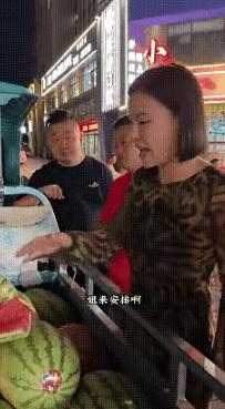 一件街头的小事，让人看得鼻子发酸！一个戴着假肢的残疾小伙，在路边叫卖西瓜，但生意