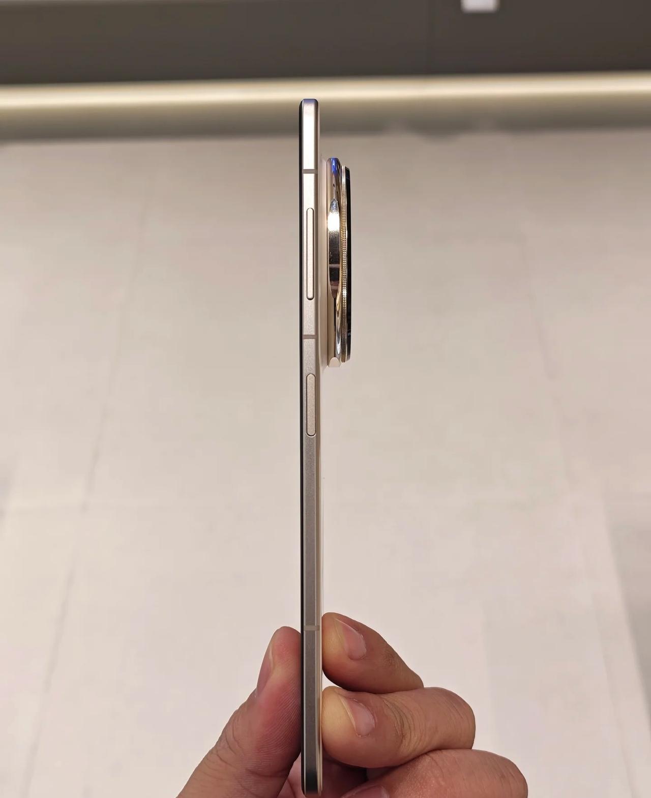 荣耀的air一出手就已经是这个赛道的巅峰。就你苹果有air？就你华为有air