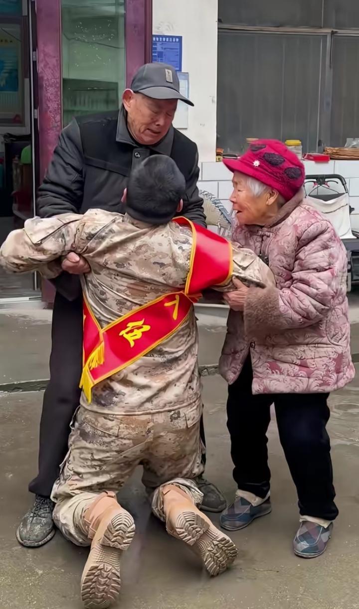 全网破防！河南新兵张浩爽入伍前的一跪、一句话看哭千万人！3月17日，河南项