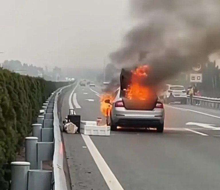 我发现一个很有意思的现象，现在很多新能源汽车的车主也变聪明了，当发现自己的车自燃