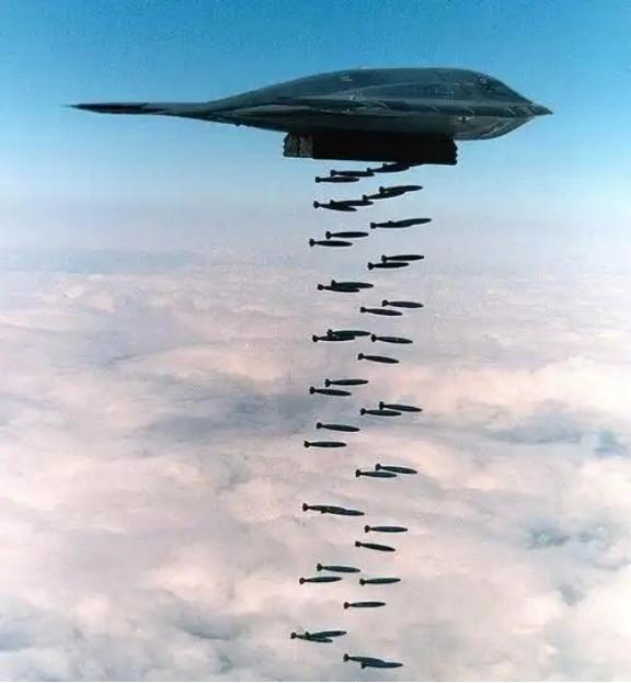 中国能打下B-2吗？美国B-2轰炸机，神不知鬼不觉的打完伊朗，又飞回美国本土。谁