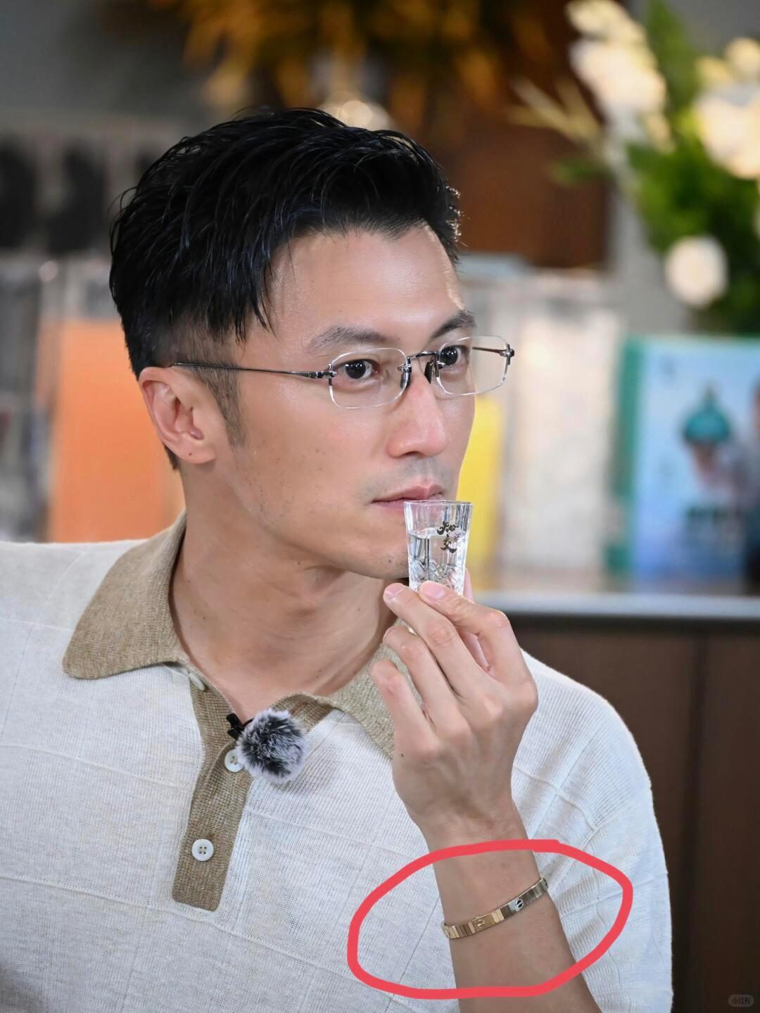 谢霆锋一只镯子炸出两套剧本——吃瓜群众的想象力比编剧强一万倍谢霆锋长沙演唱会彩