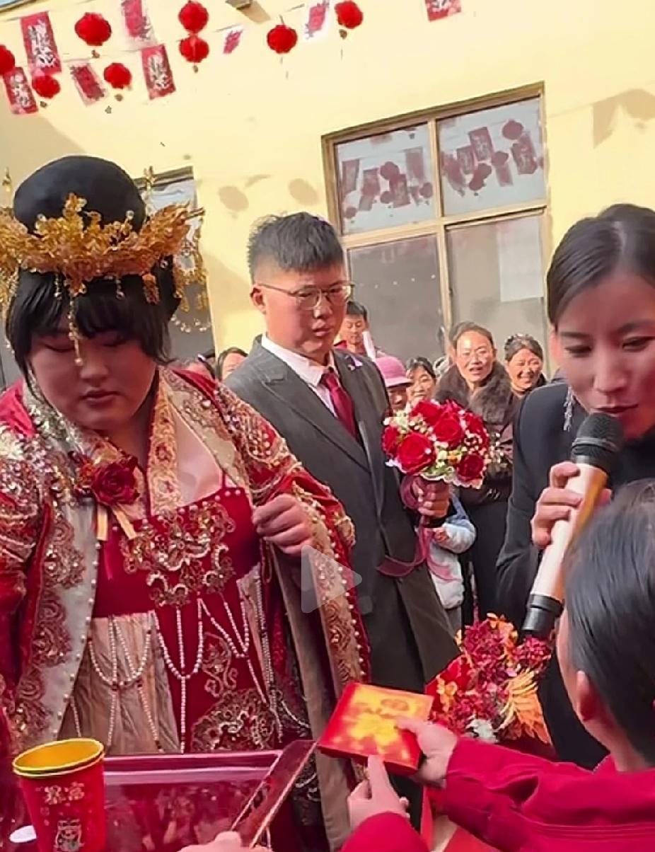 朱之文女婿婚礼上一整天没见一个笑脸，一副苦大仇深的样子，感觉对这场婚礼不太满意似