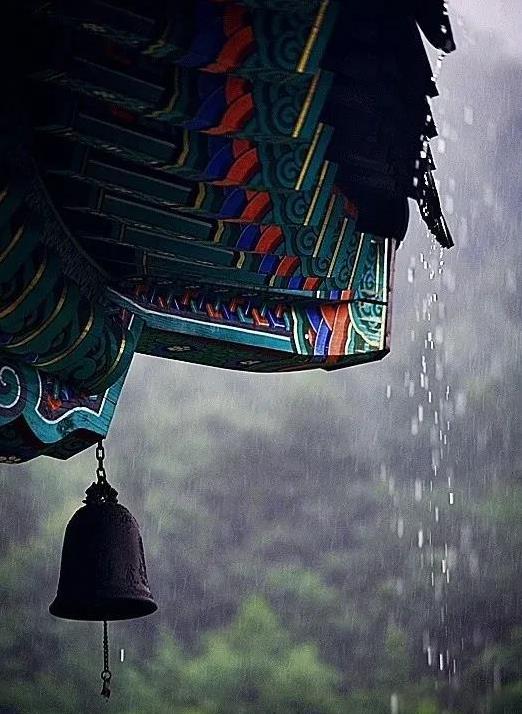 #上联：夏夜听雨孤灯下，谁对下联#上联：夏夜听雨孤灯下，下联：清晨迎风独亭