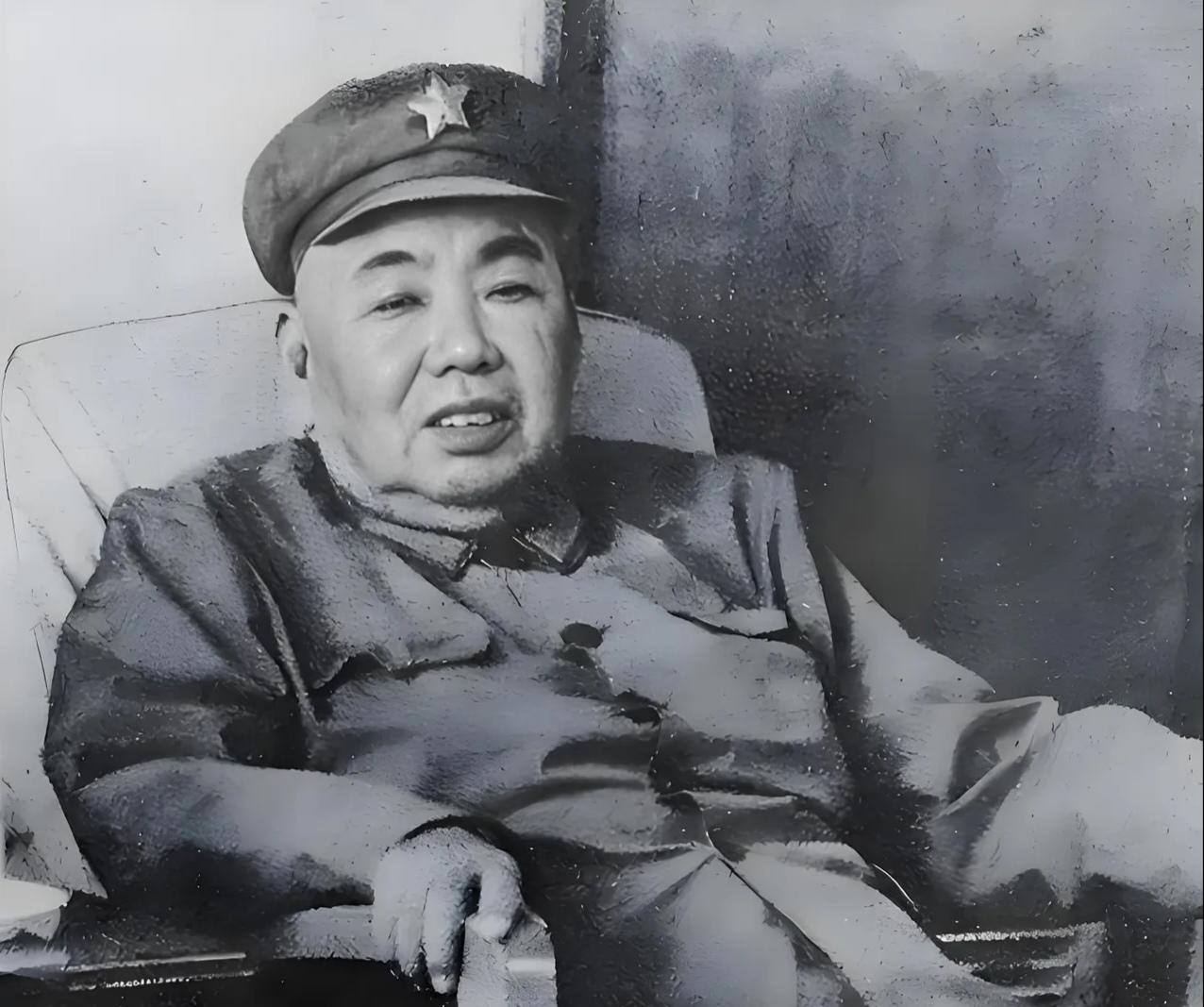 1972年，许世友照常登上一架军机视察，他探头一看驾驶舱，开飞机的竟是自家三闺女
