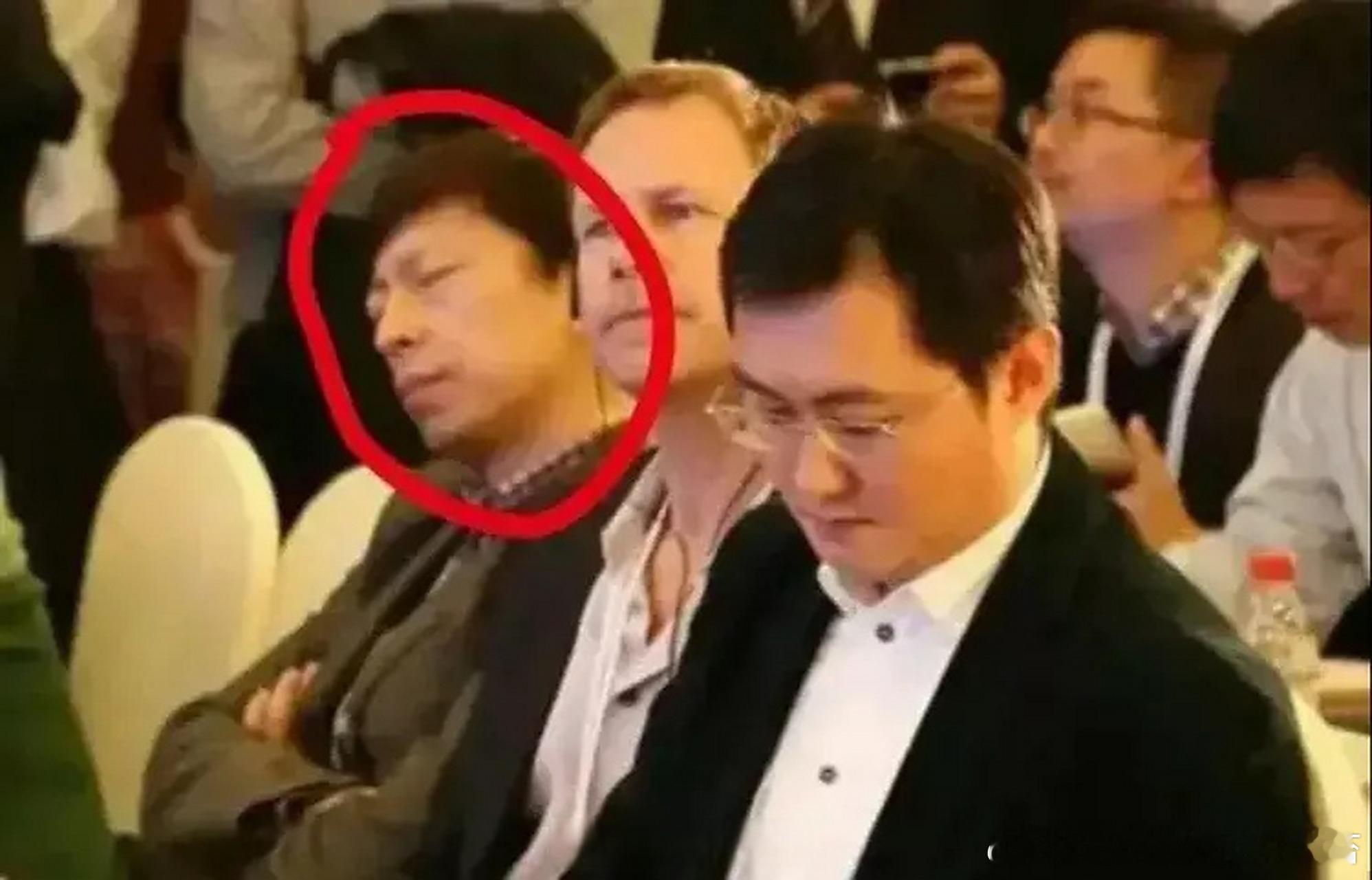 张朝阳再谈四小时睡眠法又出来教人睡觉了。准确说，是教人“不睡觉”。这位互联网老