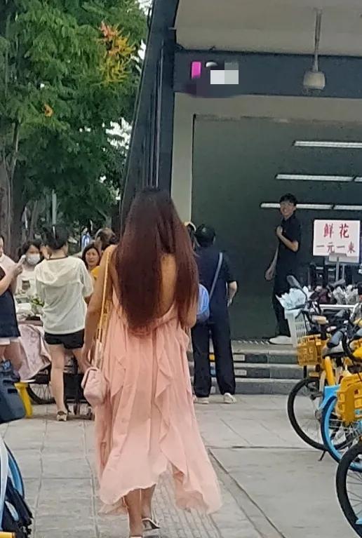 在公共场合不穿内衣合适吗？听说现在的很多女孩子都不穿内衣了，今天算是见识了。今