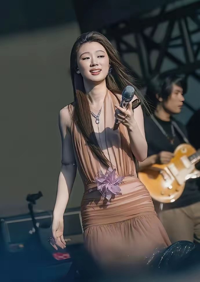 单依纯确实长得好看，只是路子走歪了