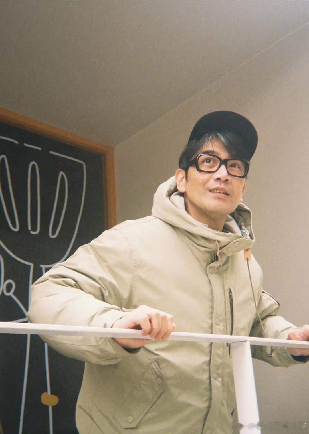 张智尧被曝新恋情，女方疑是小19岁的胡雪儿，身高172CM长相漂亮！