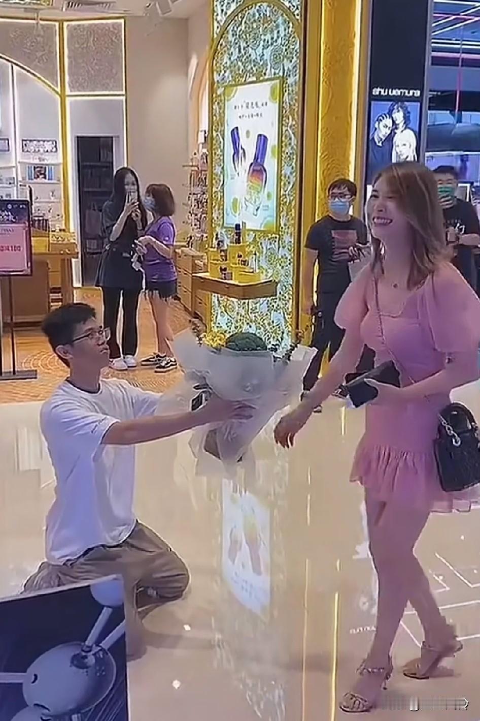 男子当众跪地求婚被拒，好尴尬！是求婚还是上坟啊[捂脸哭]男人的脸都让你丢尽了！