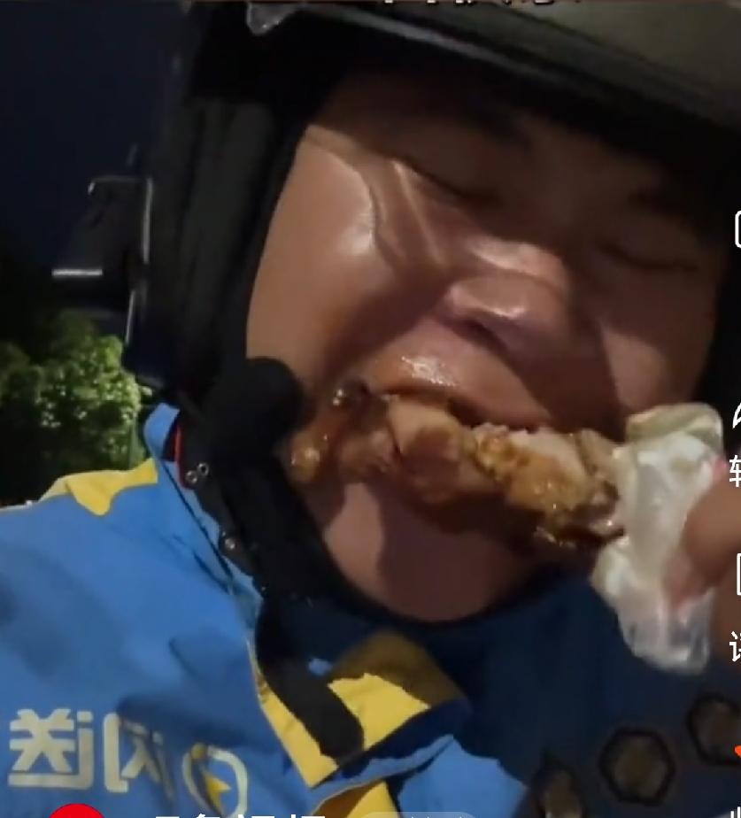 深夜街边卤味摊热气袅袅，湖北仙桃骑手万灯辉攥着十块零钱，买下一只热乎鸭腿蹲在路灯