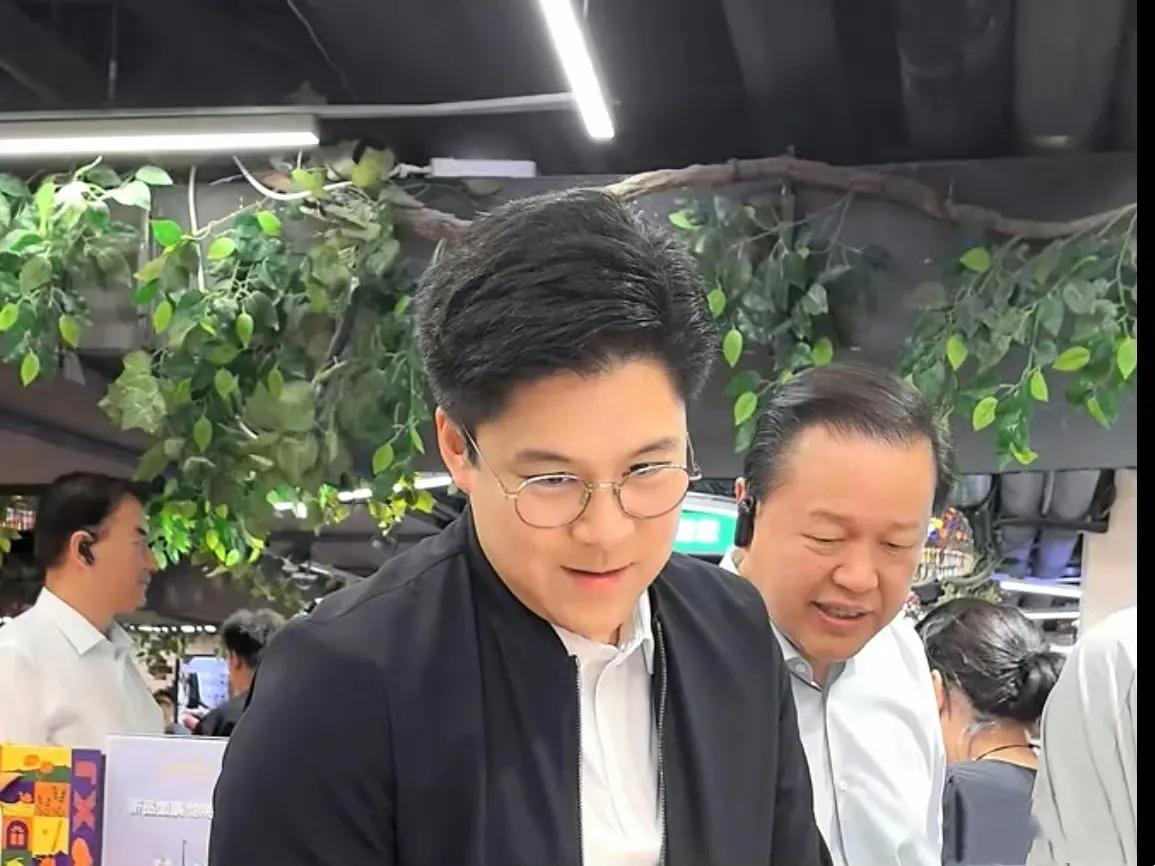 霍启刚逛新疆大巴扎被偶遇！豪门公子竟比明星还接地气！豪门公子逛地摊？霍启刚在新