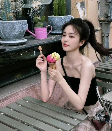 白鹿真的都快瘦成杆了，看这个锁骨和腿啊，这还是照片里的效果，肉眼看得成啥样了，女