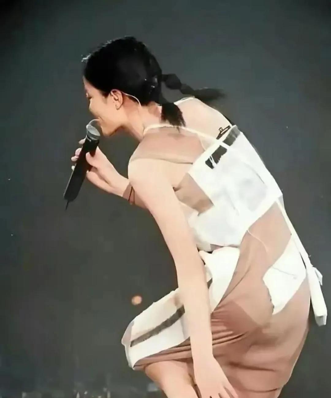 哇塞！王菲演唱会那叫一个超随性呀！她竟然在现场脱袜子，然后赤脚踩在高跟鞋上就开唱