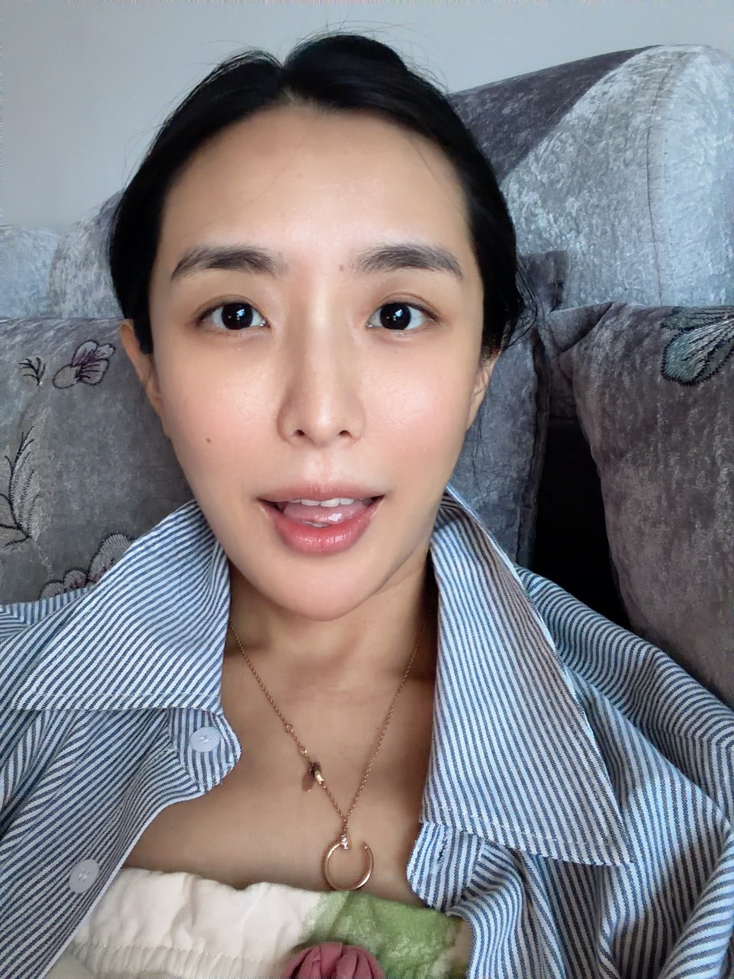 回老家的标配就是素颜+睡衣真的是一点形象也不在意了