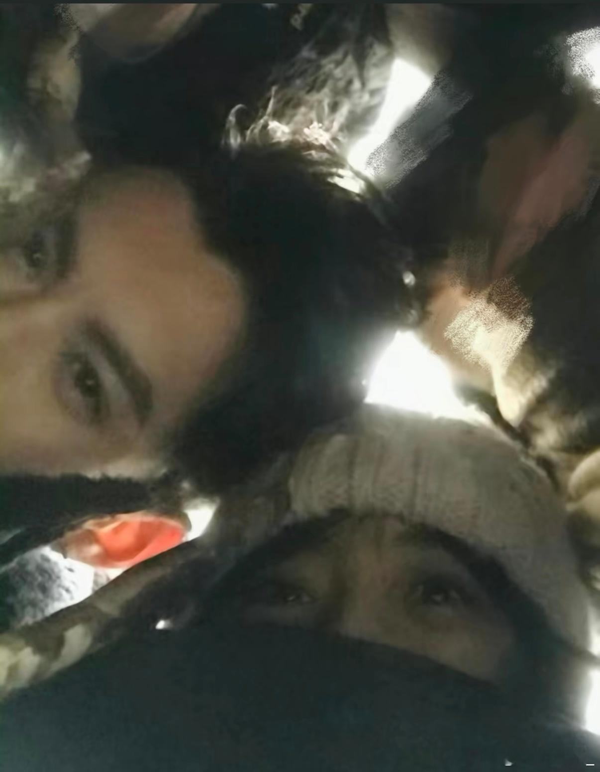 少男少女的眼神里是藏不住的青涩～好喜欢这张图！特别的幸福