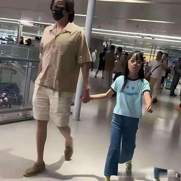 伊能静和秦昊的女儿小米粒，这是一点没遗传妈妈的好基因，妥妥的小秦昊