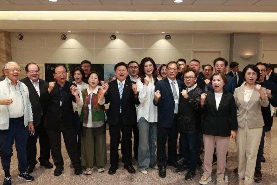 4月12日，郑丽文所乘班机降落在台湾桃园机场，舱门打开的一刻，机场外早已分成两拨